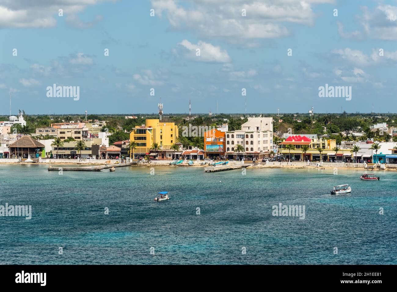 San Miguel de Cozumel, Mexiko - 25. April 2019: Stadtbild der Hauptstadt der Insel Cozumel, Mexiko, Karibik. Blick vom Kreuzfahrtschiff. Stockfoto