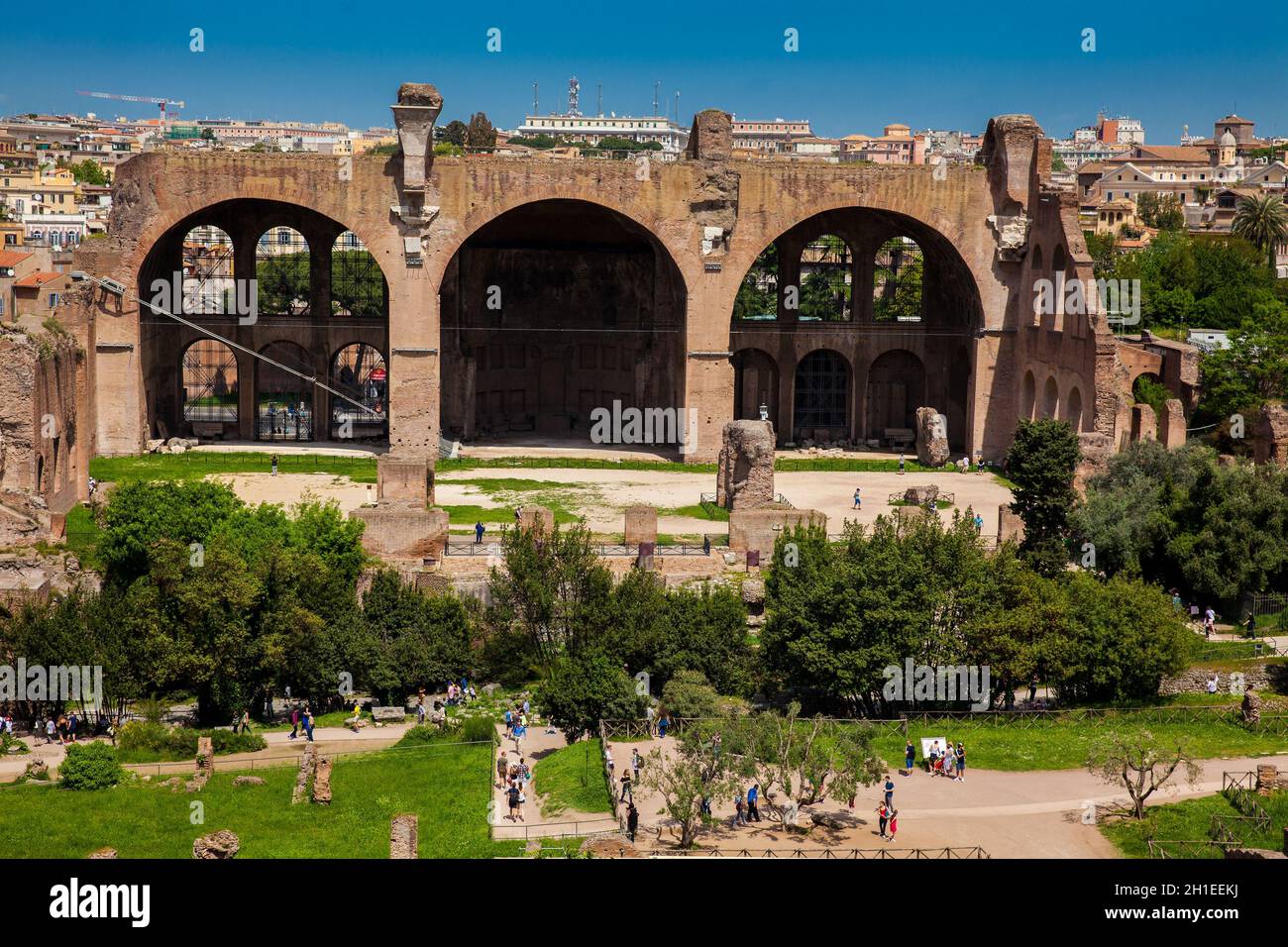 Rom, Italien, April 2018: Touristen in der Basilika von Maxentius und Constantine im Forum Romanum in Rom Stockfoto