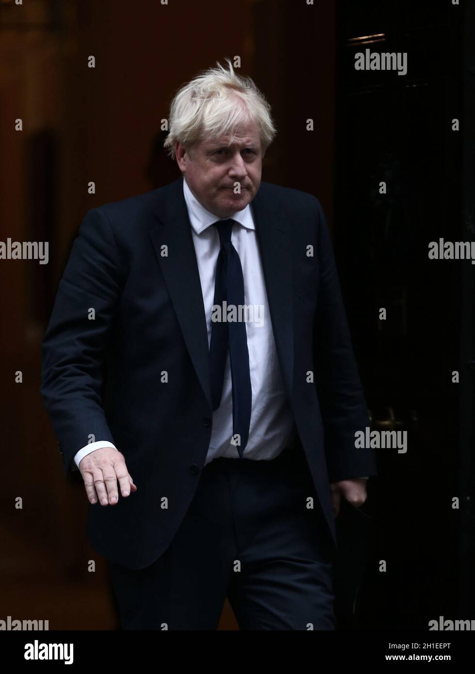 London, England, Großbritannien. Oktober 2021. Der britische Premierminister BORIS JOHNSON verlässt die Downing Street 10, bevor er Sir David Amess im Parlament Tribut zollt. Sir David Amess, ein konservatives Parlamentsmitglied, wurde am Freitag in seinem Wahlkreis von einem 25-jährigen Briten mit somalischen Wurzeln ermordet. (Bild: © Tayfun Salci/ZUMA Press Wire) Bild: ZUMA Press, Inc./Alamy Live News Stockfoto