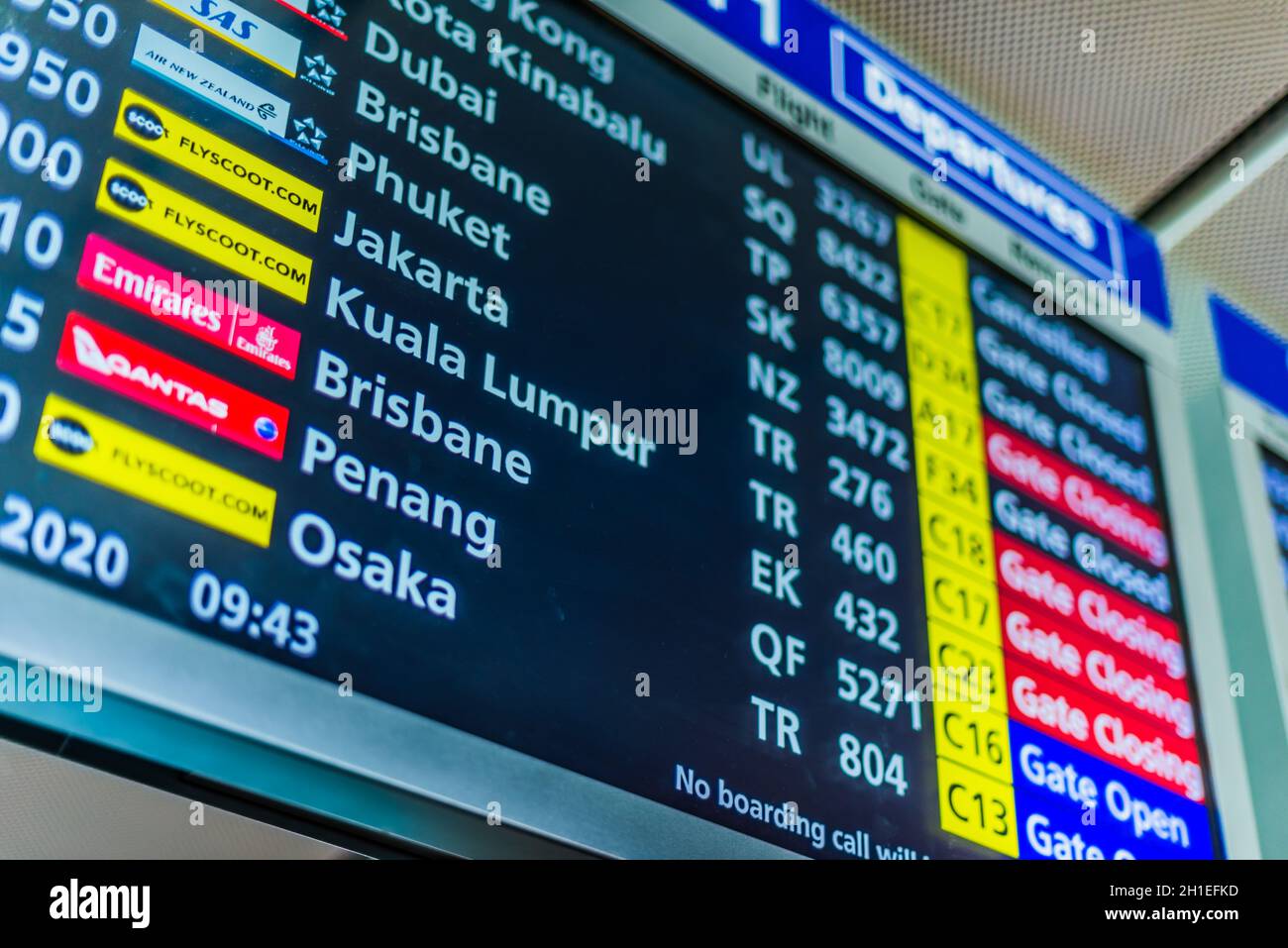 SINGAPUR - 7. MÄRZ 2020: Flugplan am Changi Airport in Singapur Stockfoto