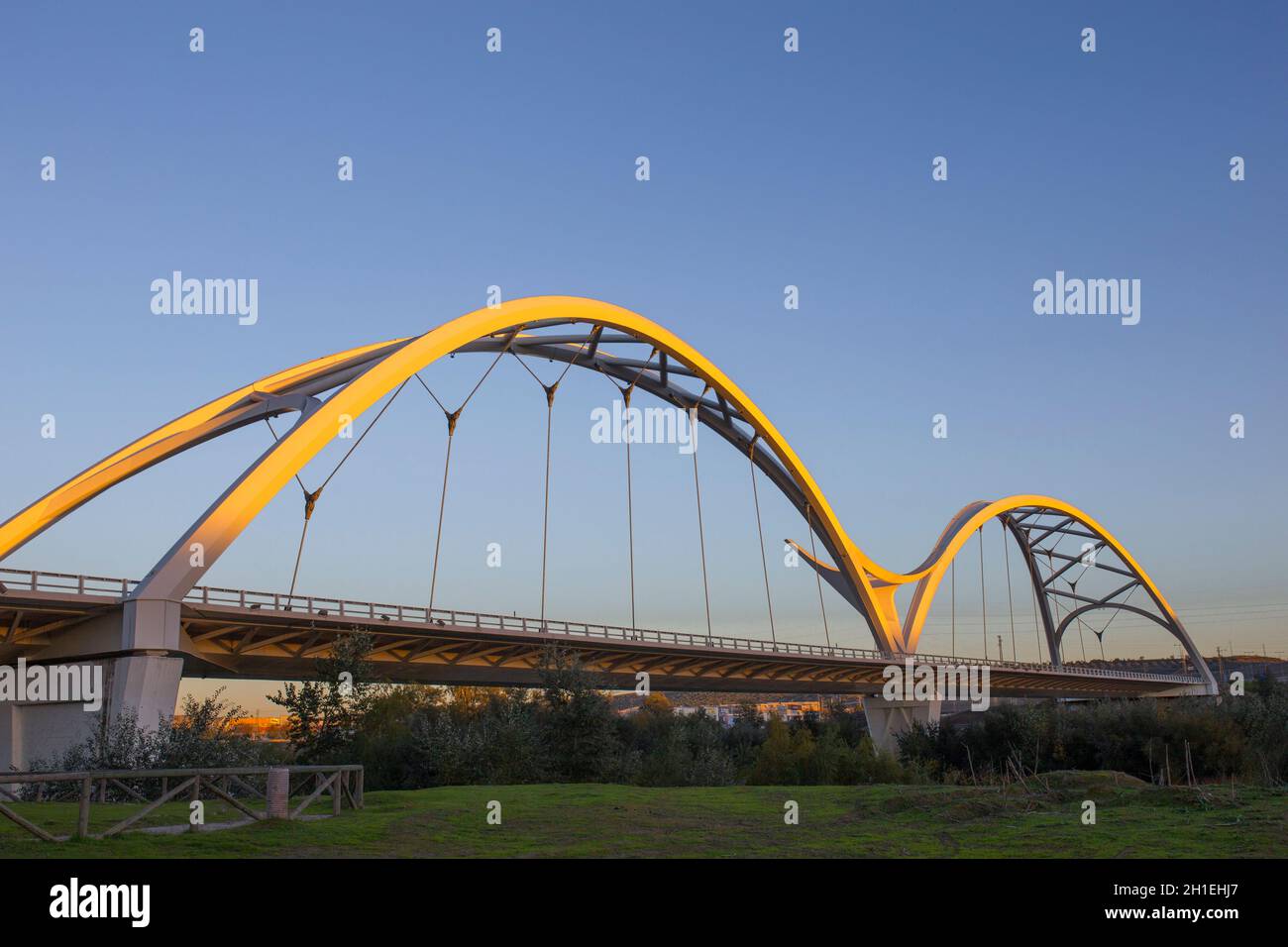 Ibn Firnas Bridge, Cordoba, Spanien. Blick vom Ufer des Guadalquivir Stockfoto