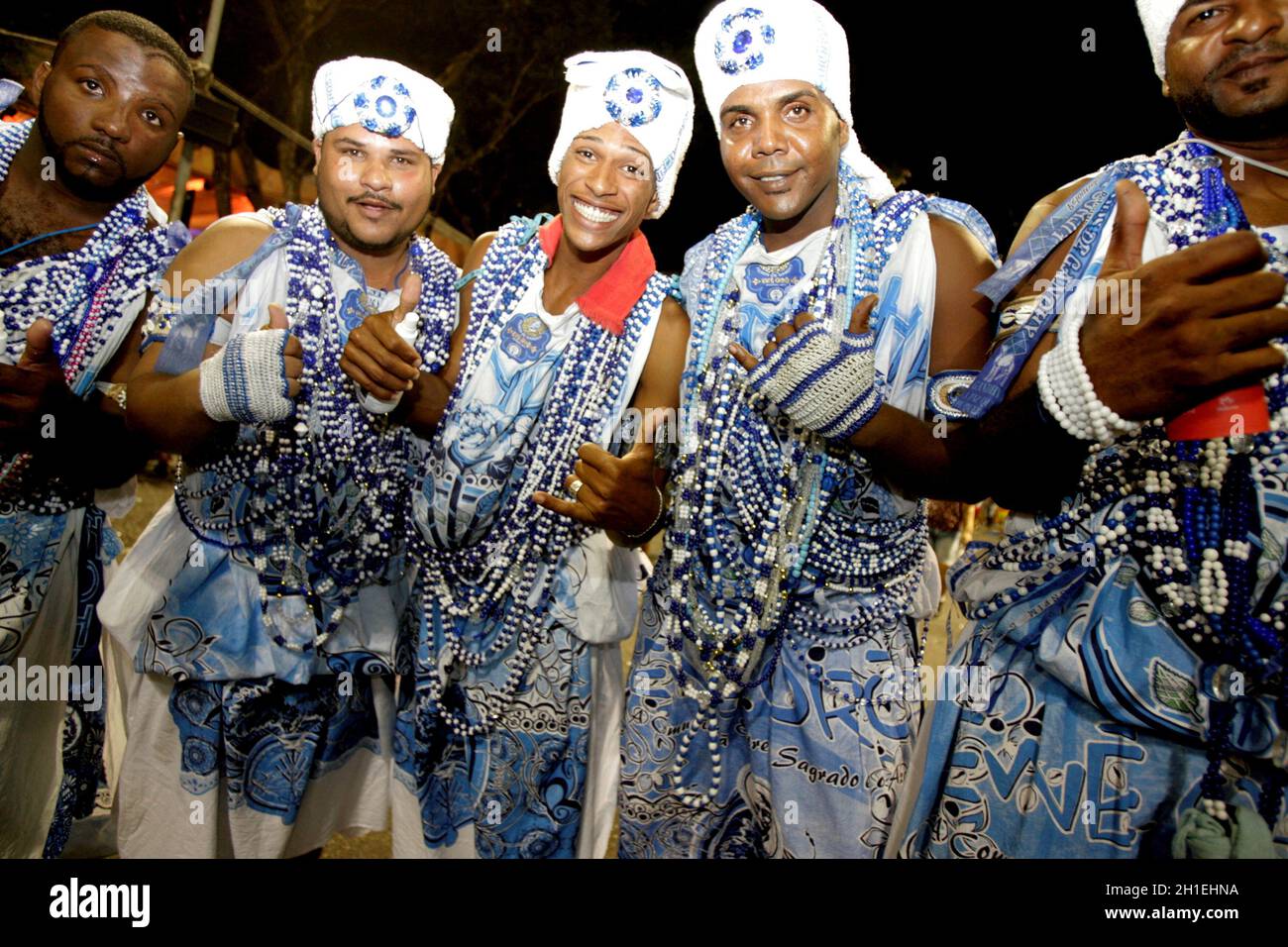 salvador, bahia / brasilien - 8. februar 2016: Mitglieder des Karnevalsblocks Filhos de Gandhy sind während des Karnevals im Viertel Campo Grande zu sehen Stockfoto
