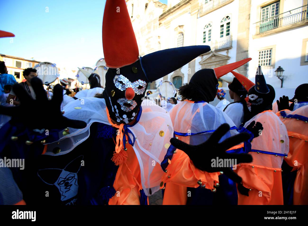salvador, bahia / brasilien - 5. februar 2016: Maskierte Männer werden während des Karnevals in der Stadt Salvador in Pelourinhogesehen. *** Ortsüberschrift *** Stockfoto