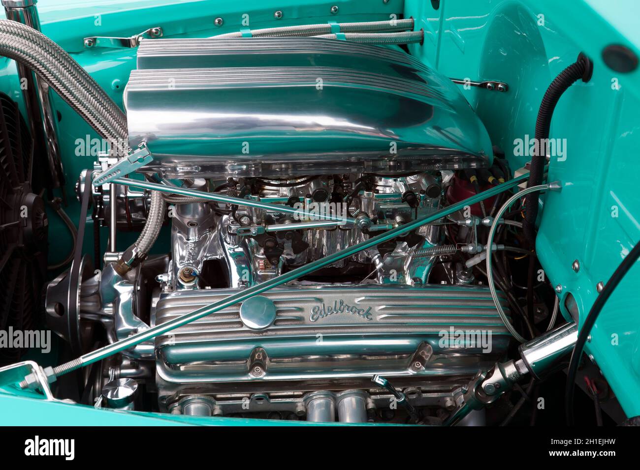 Nahaufnahme des Motors eines Restomod aus einem Chevrolet 3100 Pickup Truck aus dem Jahr 1953, ausgestellt auf der London Classics Car Show 2021 Stockfoto