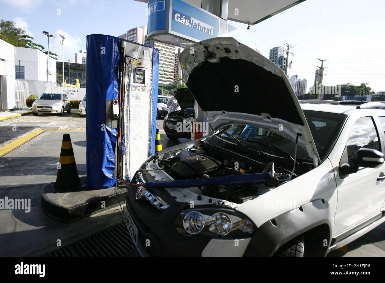 salvador, bahia / brasilien - 6. dezember 2016: Fahrzeug wird beim Befüllen mit Erdgas (CNG) an einer Tankstelle in der Gemeinde von gesehen Stockfoto