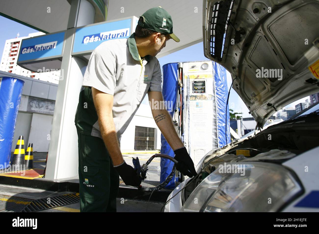 salvador, bahia / brasilien - 6. dezember 2016: Fahrzeug wird beim Befüllen mit Erdgas (CNG) an einer Tankstelle in der Gemeinde von gesehen Stockfoto