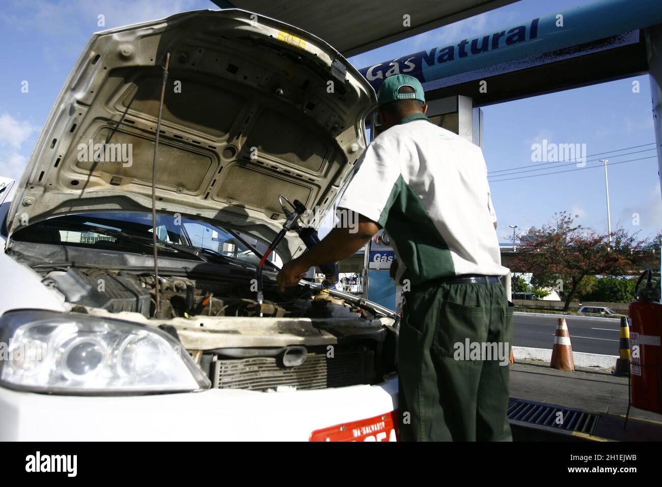 salvador, bahia / brasilien - 6. dezember 2016: Fahrzeug wird beim Befüllen mit Erdgas (CNG) an einer Tankstelle in der Gemeinde von gesehen Stockfoto