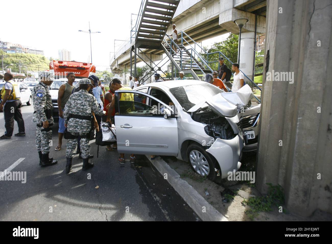 salvador, bahia / brasilien - 30. Mai 2016: Fahrer erleidet Verletzungen bei einem Fahrzeugunfall, der auf eine der Stützen eines Laufstegs stürzte Stockfoto