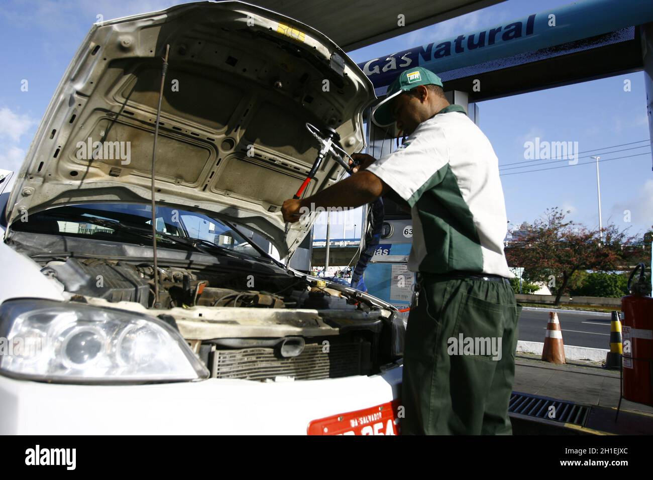 salvador, bahia / brasilien - 6. dezember 2016: Fahrzeug wird beim Befüllen mit Erdgas (CNG) an einer Tankstelle in der Gemeinde von gesehen Stockfoto