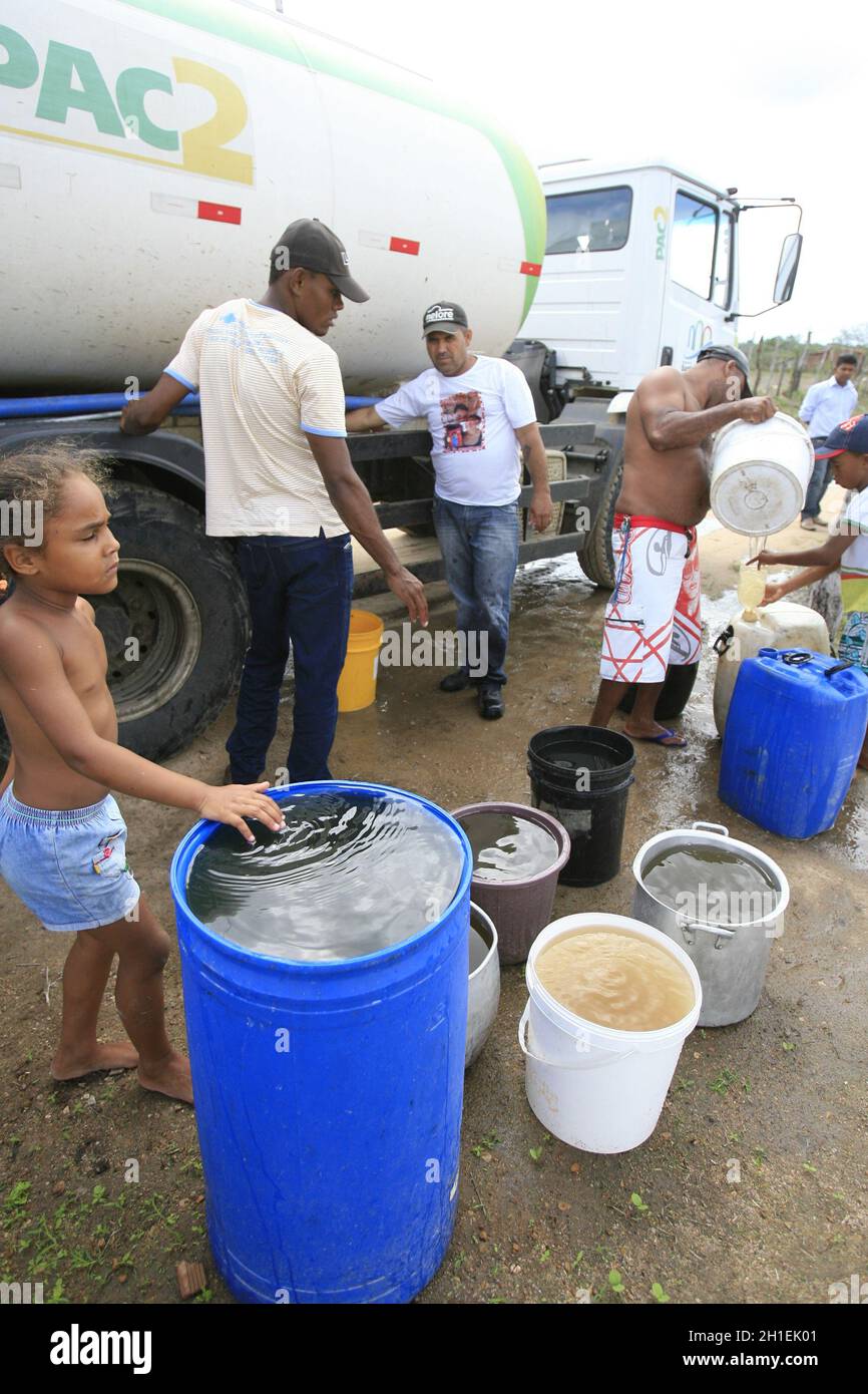 santa barbara, bahia / brasilien - 19. Mai 2014: Menschen aus der Gemeinde Boquerao im ländlichen Santa Barbara sammeln das Wasser, das mit einem Tankwagen transportiert wird Stockfoto