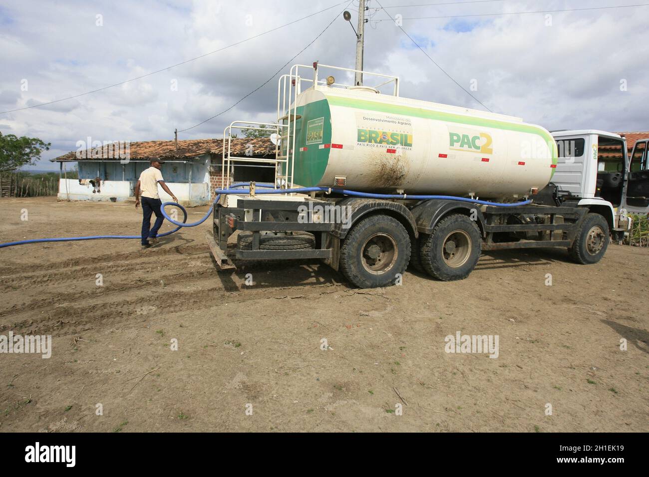 santa barbara, bahia / brasilien - 19. Mai 2014: Menschen aus der Gemeinde Boquerao im ländlichen Santa Barbara sammeln das Wasser, das mit einem Tankwagen transportiert wird Stockfoto