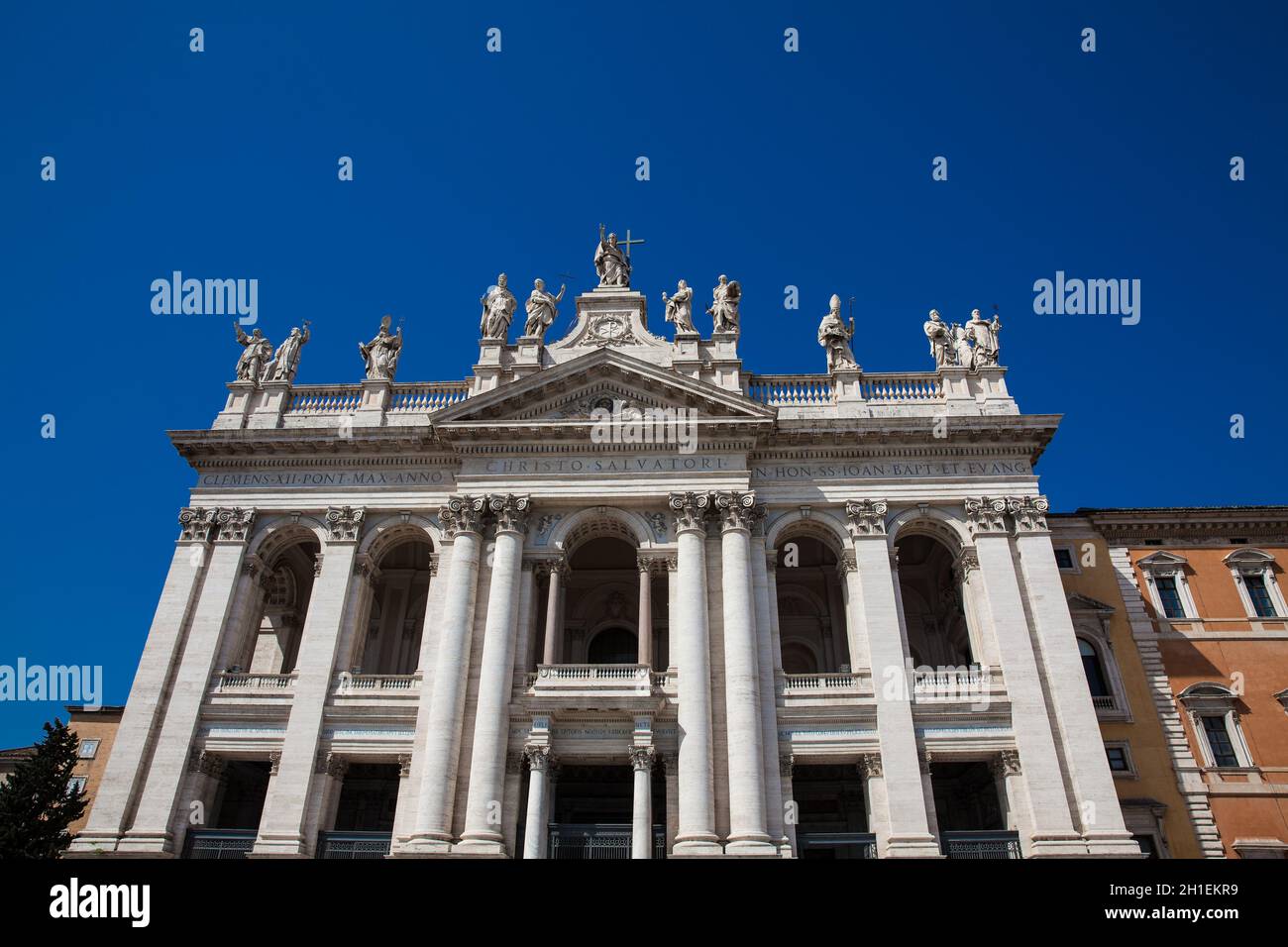 Reich verzierte Fassade des Archbasilica der Lateranbasilika in Rom Stockfoto
