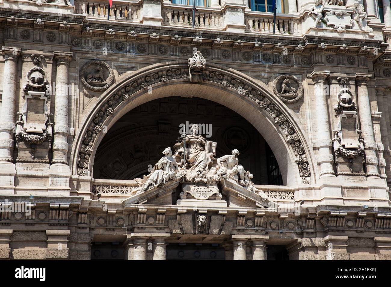 ROM, ITALIEN - APRIL, 2018: Detail des Justizpalastes der Sitz des Obersten Kassationsgerichts und der Justizbibliothek in der P Stockfoto