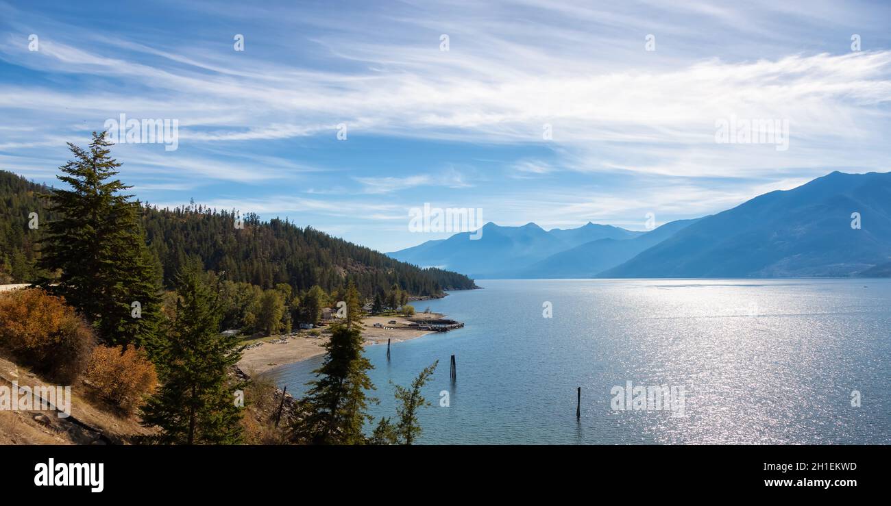 Landschaftlich schöner Blick auf den Kootenay Lake. Sonniger Herbstjahreszeittag. Stockfoto