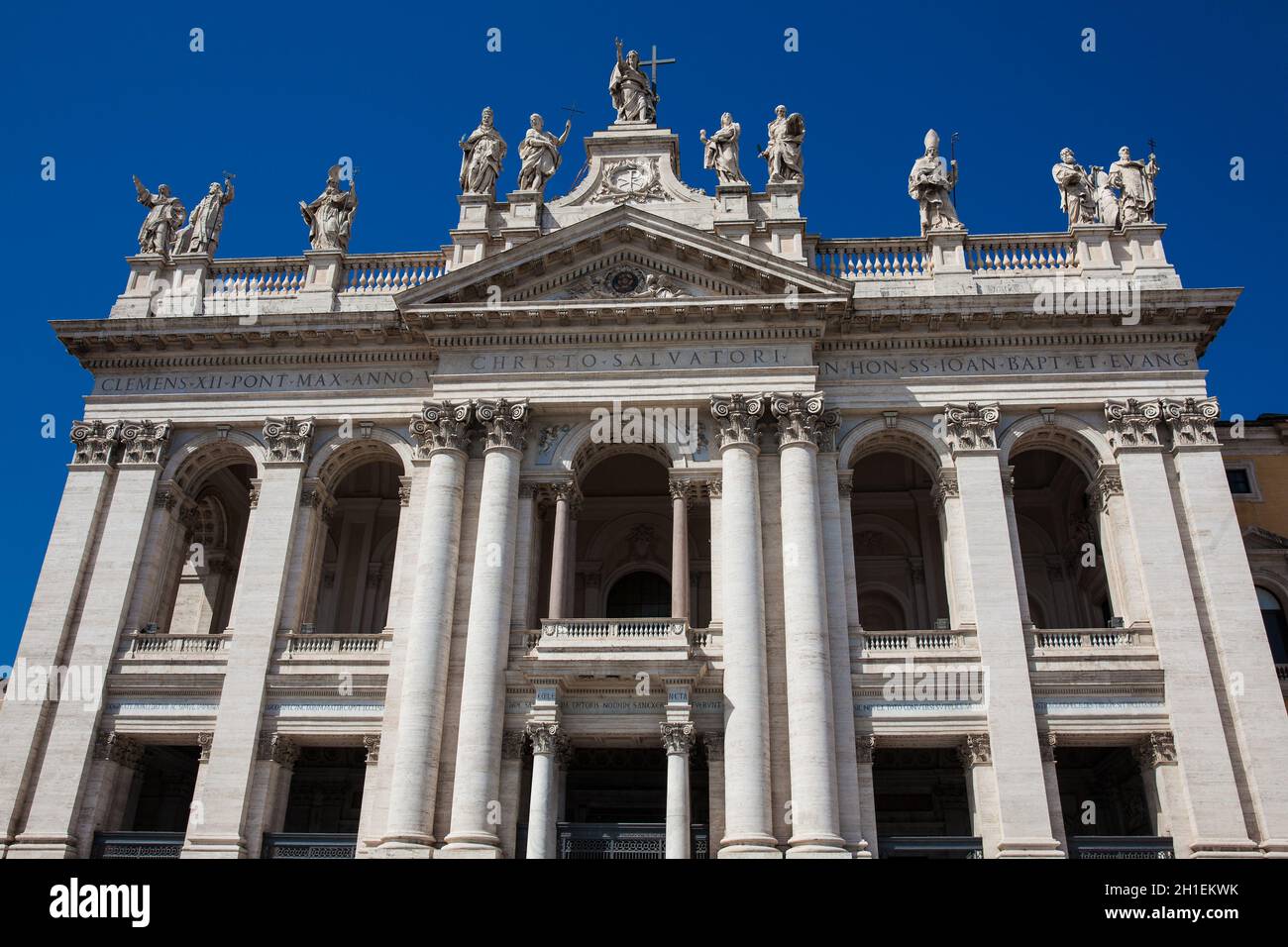 Reich verzierte Fassade des Archbasilica der Lateranbasilika in Rom Stockfoto