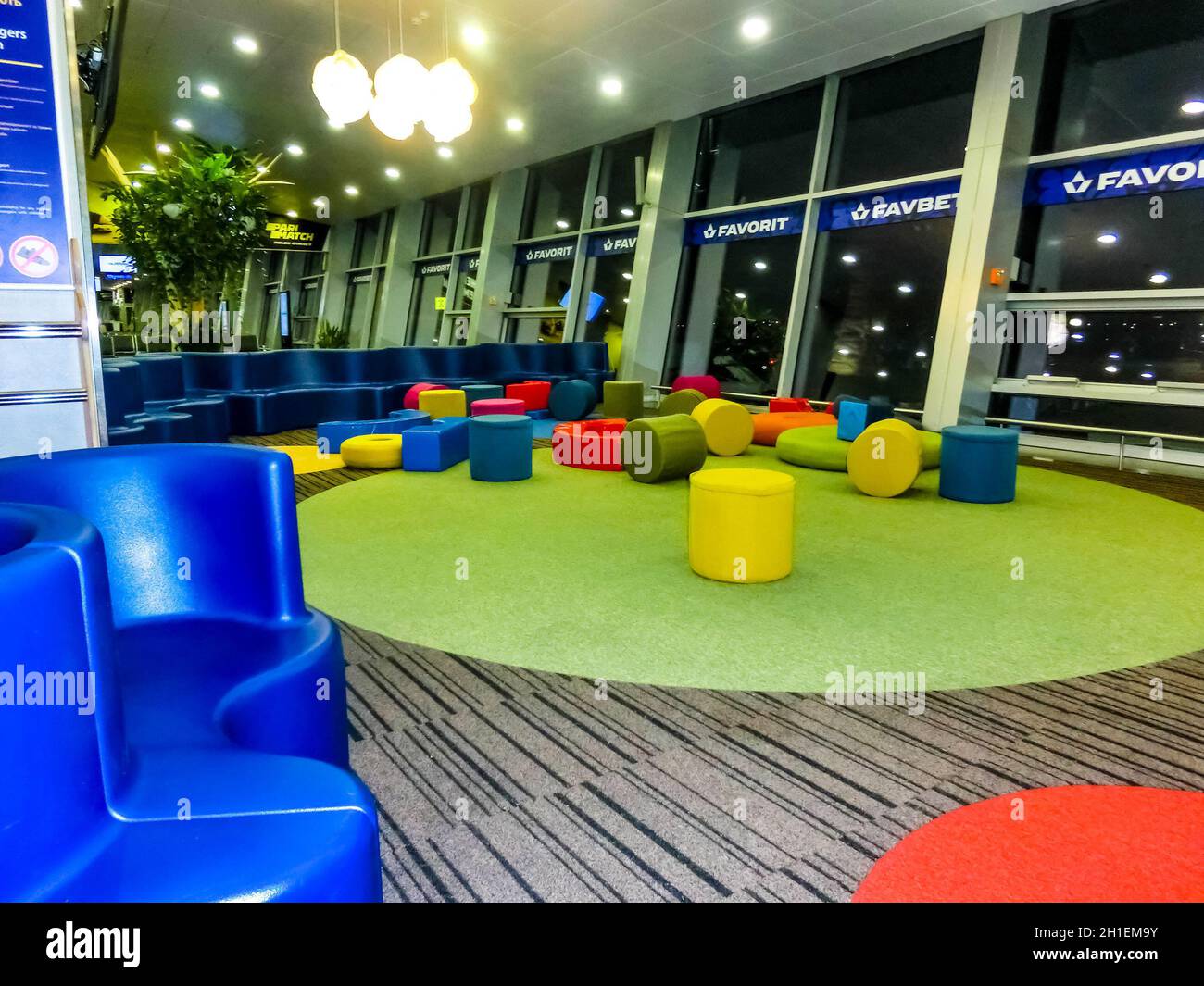 Boryspil, Ukraine - 28. November 2019: Spielbereich für Kinder in der Abflughalle des Internationalen Flughafens Boryspil oder KBP. Ankunfts- Abflugszeiten Stockfoto