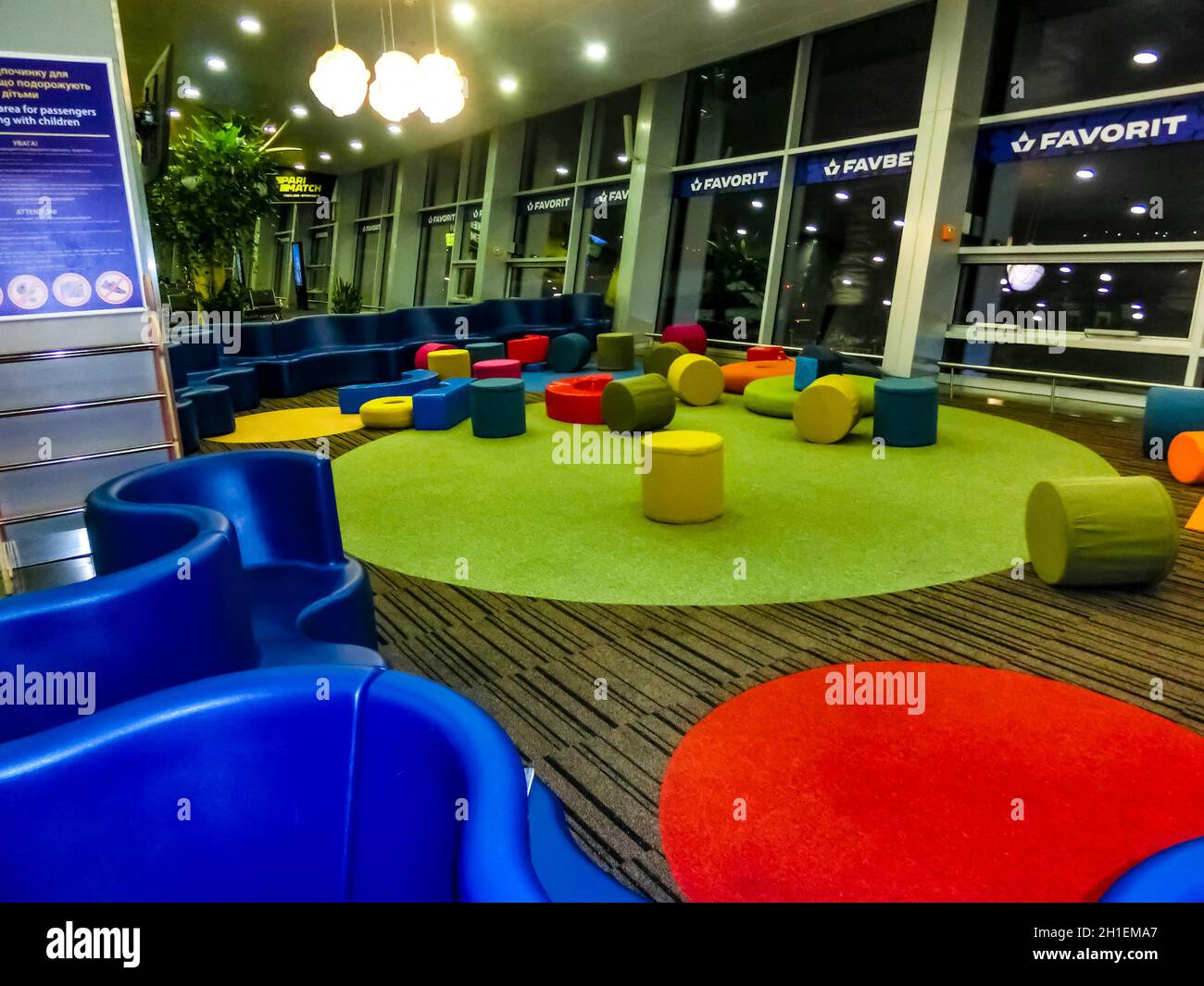 Boryspil, Ukraine - 28. November 2019: Spielbereich für Kinder in der Abflughalle des Internationalen Flughafens Boryspil oder KBP. Ankunfts- Abflugszeiten Stockfoto