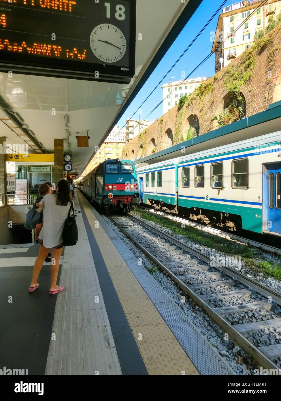 Genua, Ligurien, Italien - 11. September 2019: Die Menschen am Bahnhof Piazza Principe oder Genova Principe, dem Hauptbahnhof von Genua, eingeweiht Stockfoto