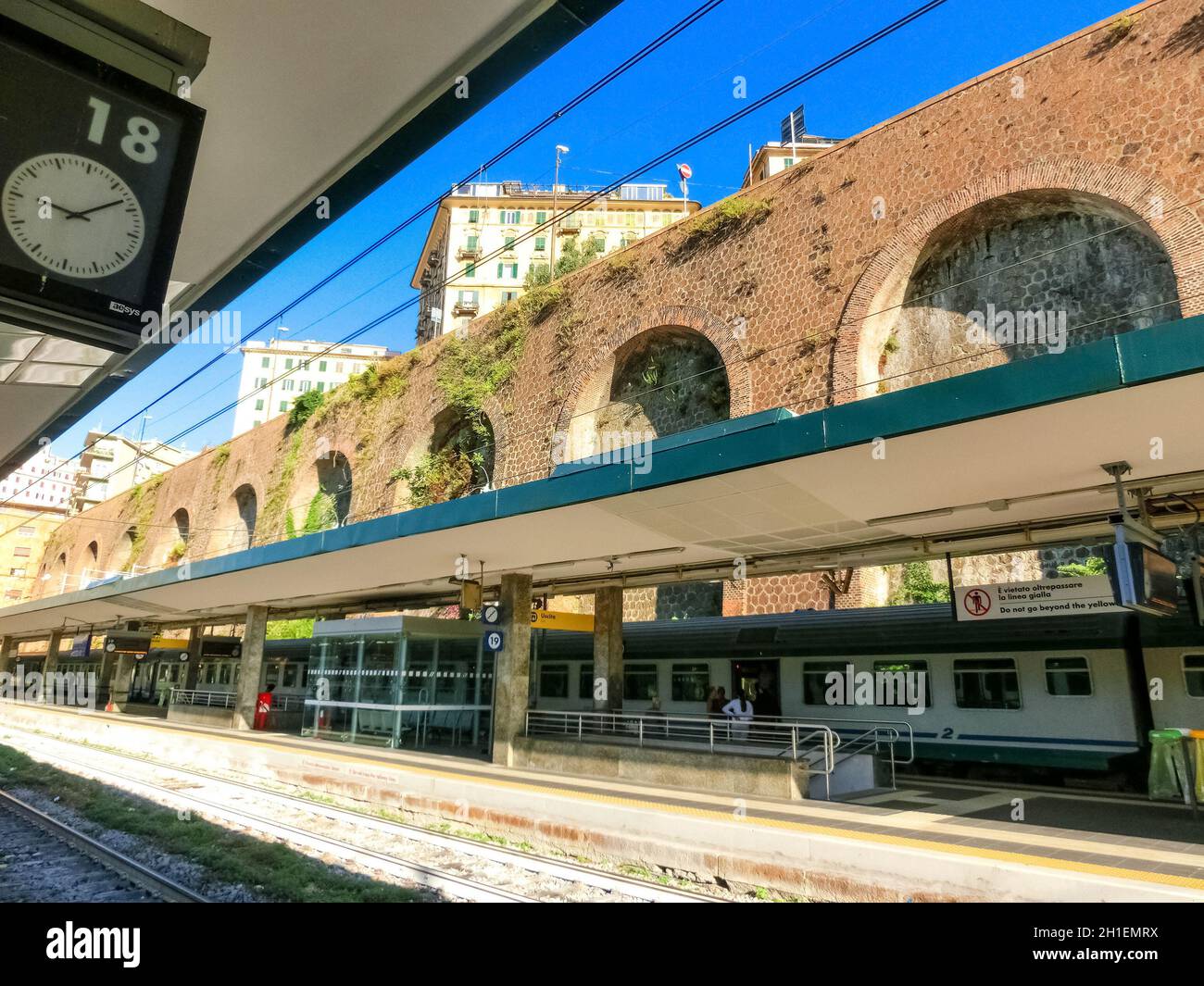 Genua, Ligurien, Italien - 11. September 2019: Die Menschen am Bahnhof Piazza Principe oder Genova Principe, dem Hauptbahnhof von Genua, eingeweiht Stockfoto