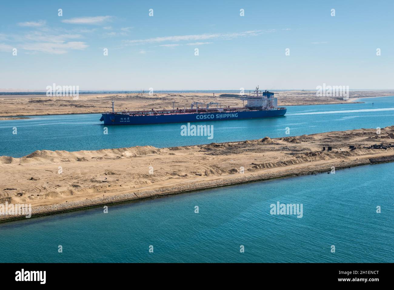 Ismailia, Ägypten - November 5, 2017: Rohöl Tanker Nan Lin Wan-Schiff vorbei an der Neuen Suez Kanal in der Nähe von Ismailia, Ägypten, Afrika. Stockfoto