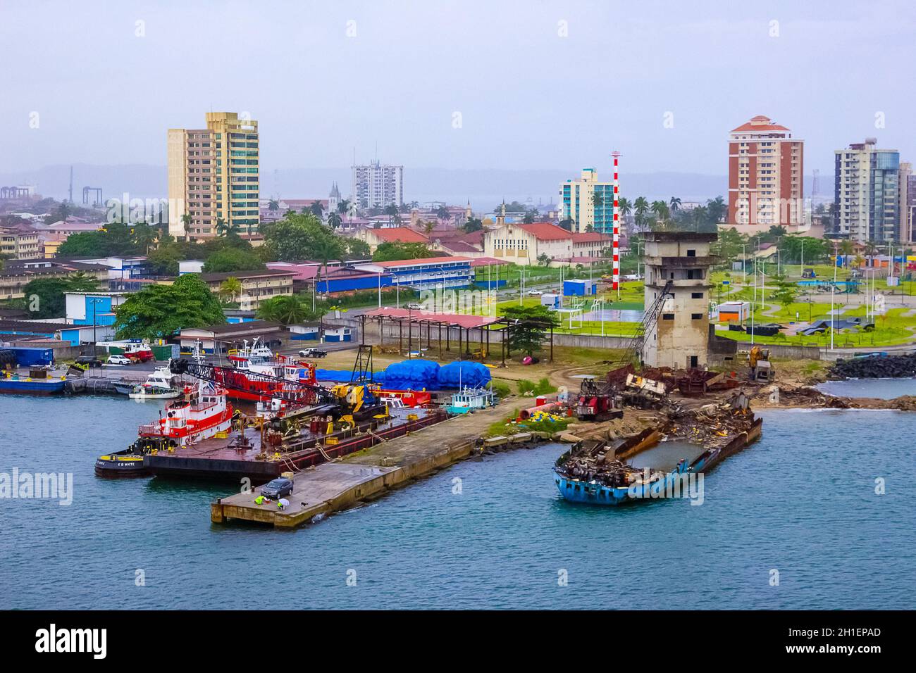 Colon, Panama - 8. Dezember 2019: Colon ist ein Seehafen an der Karibikküste von Panama. Die Stadt liegt in der Nähe des Karibischen Meeres Eingang zum Panam Stockfoto