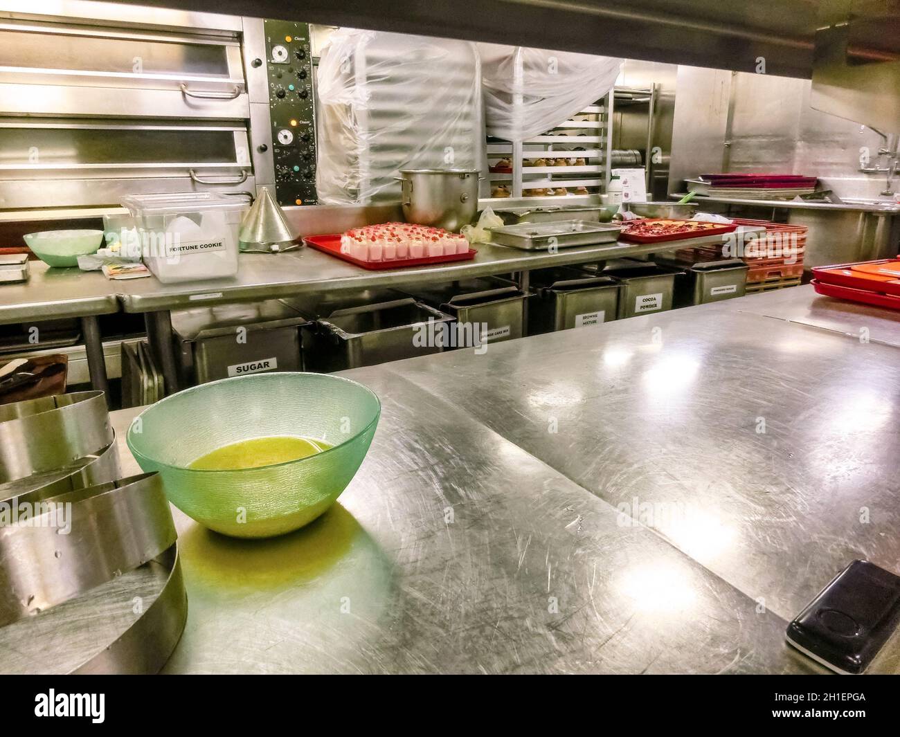 Willemstad, Curacao, Niederlande - 5. Dezember 2019: Küche auf dem Holland America Kreuzschiff Eurodam in der Karibik Stockfoto