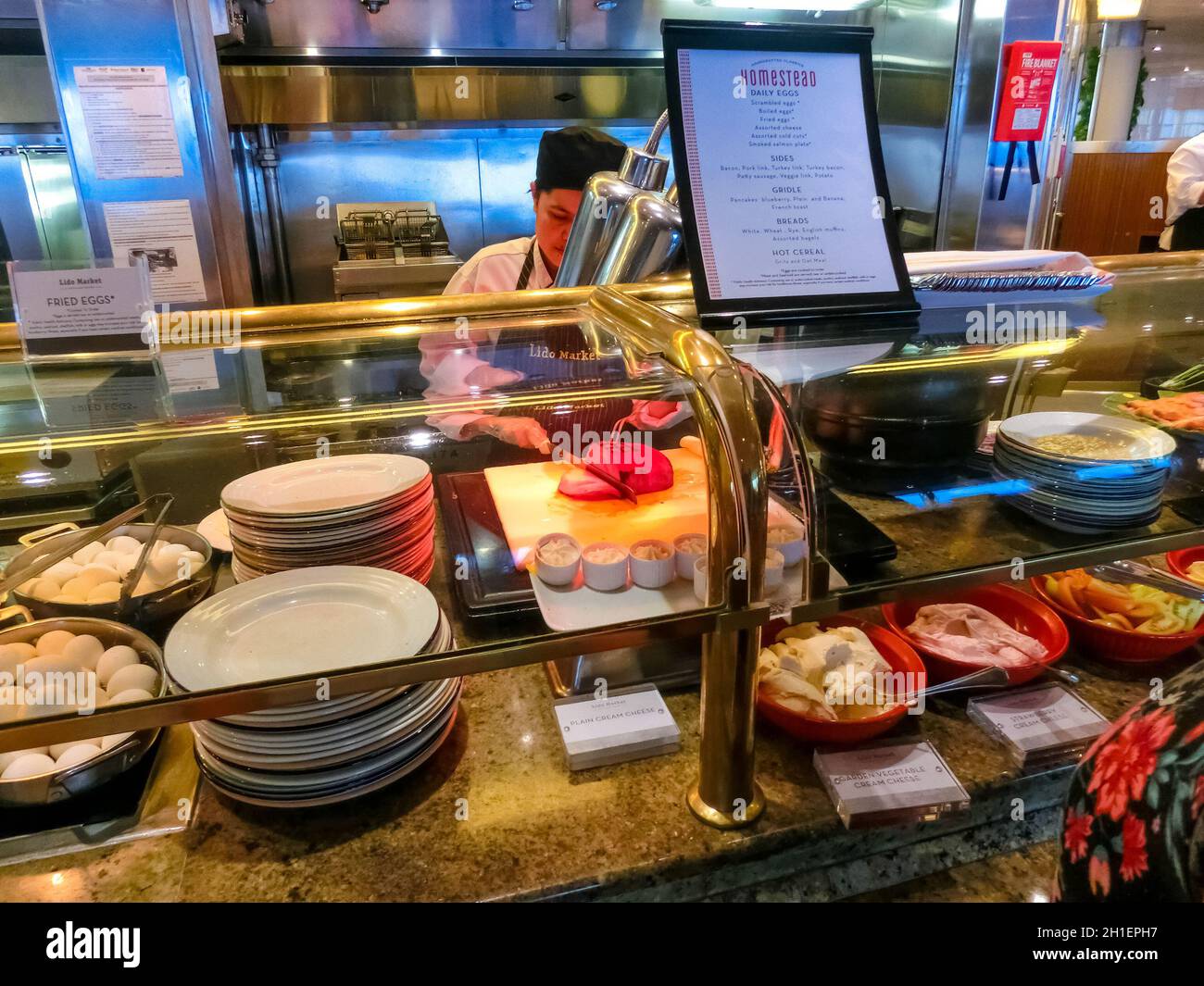 Gatun Lake, Panama - 5. Dezember 2019: Dining Room Buffet an Bord des Holland America Kreuzfahrtschiffs Eurodam Stockfoto