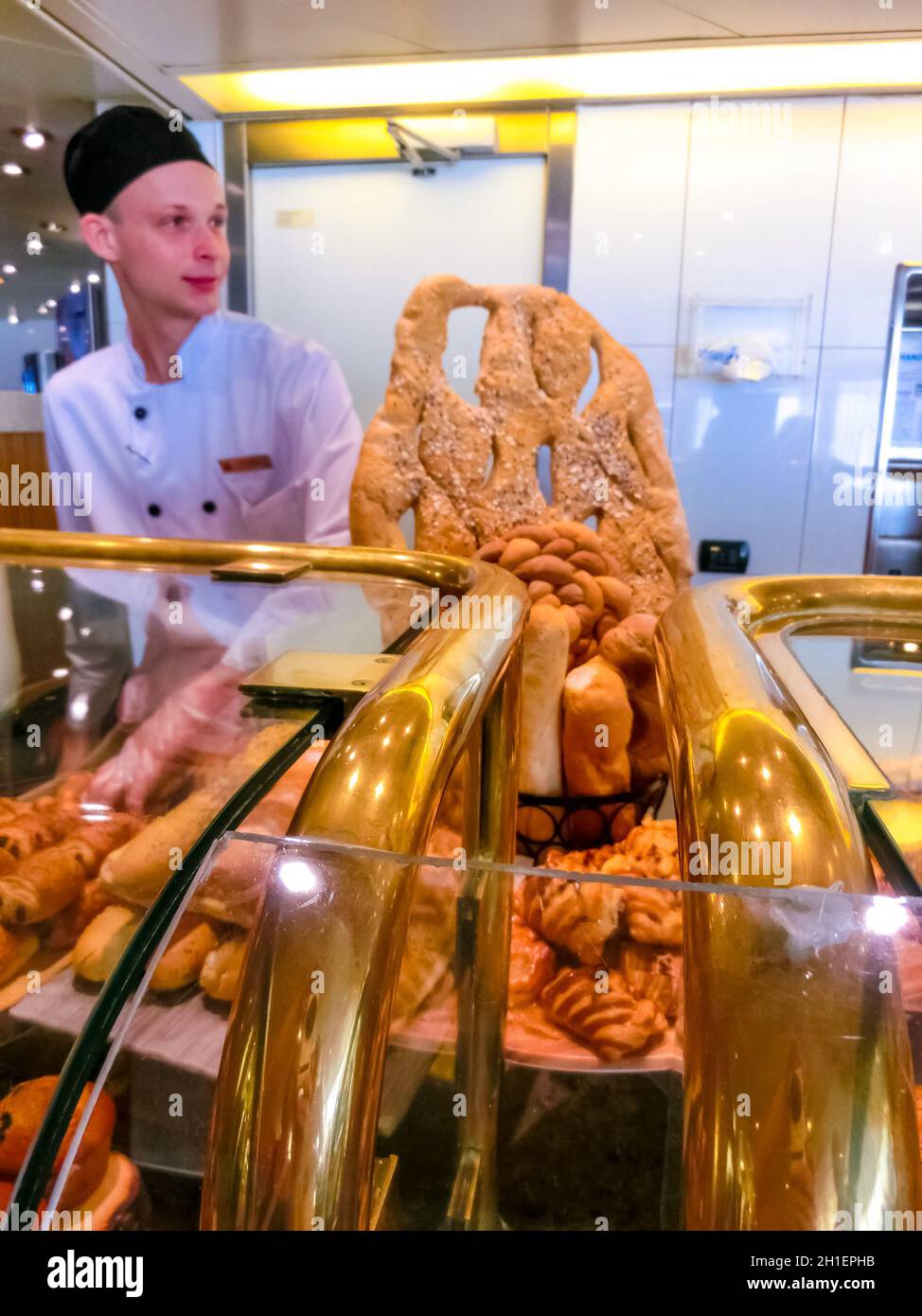 Gatun Lake, Panama - 5. Dezember 2019: Dining Room Buffet an Bord des Holland America Kreuzfahrtschiffs Eurodam Stockfoto