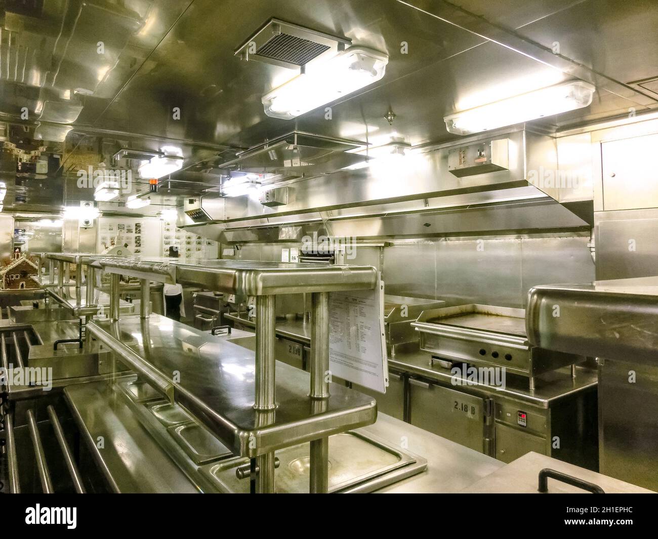 Willemstad, Curacao, Niederlande - 5. Dezember 2019: Küche auf dem Holland America Kreuzschiff Eurodam in der Karibik Stockfoto