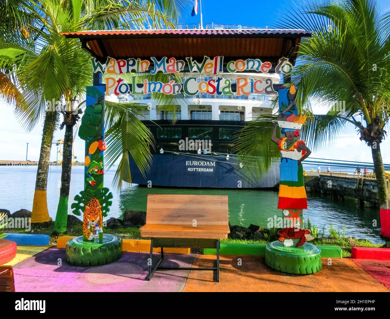 Puerto Limon, Costa Rica - 9. Dezember 2019: Holland-Amerika-Kreuzfahrtschiff Eurodam legte in Puerto Limon in Costa Rica an. Stockfoto