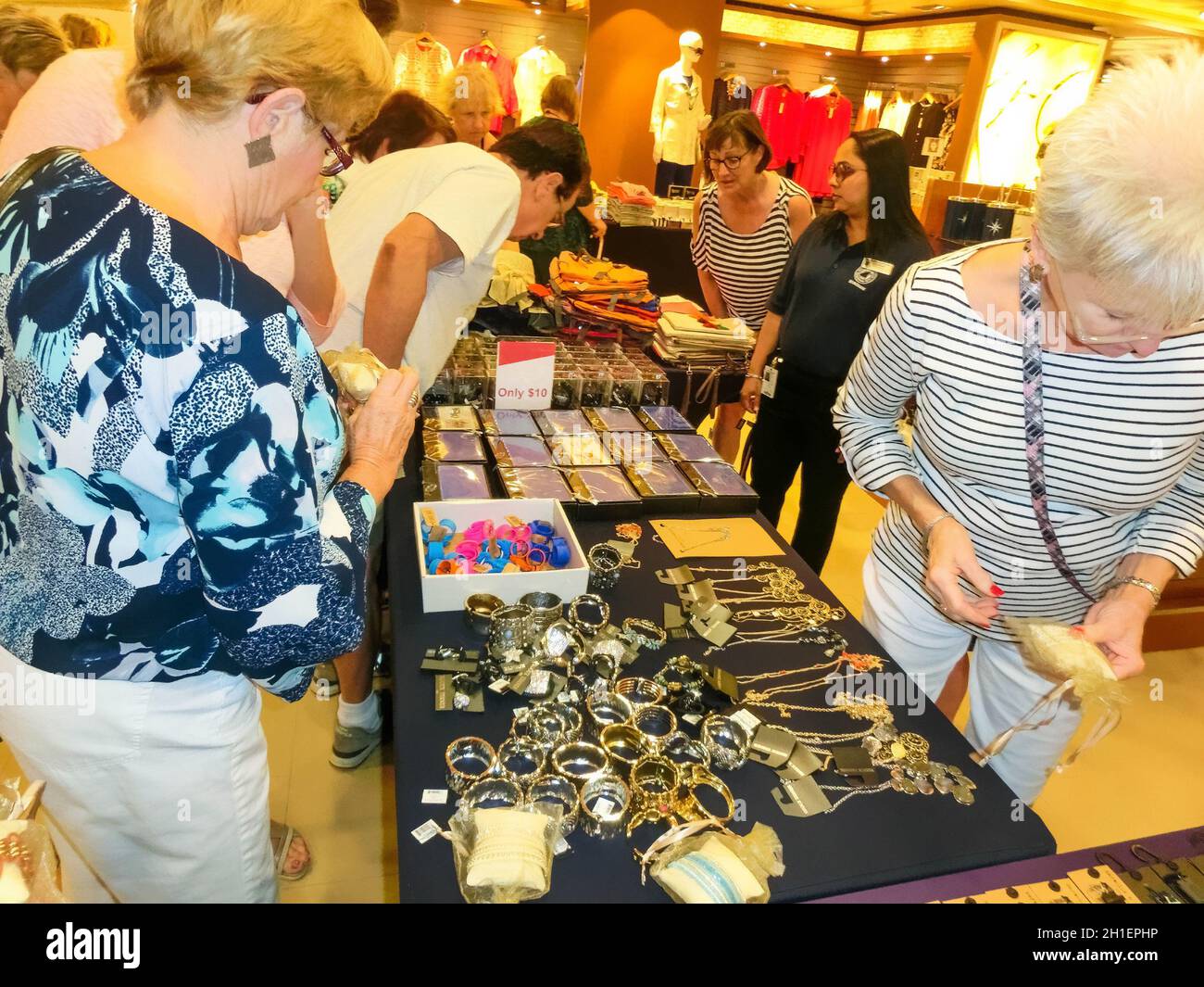 Fort Lauderdale - 9. Dezember 2019: Die Passagiere beim Einkaufen auf dem Holland America-Schiff Eurodam in Fort Lauderdale am 9. Dezember 2019 Stockfoto