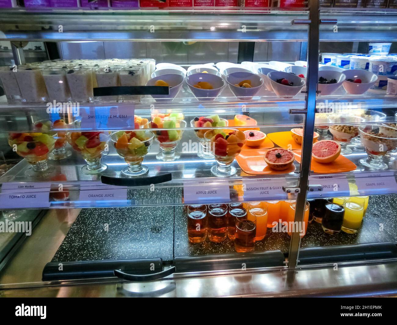 Gatun Lake, Panama - 5. Dezember 2019: Dining Room Buffet an Bord des Holland America Kreuzfahrtschiffs Eurodam Stockfoto
