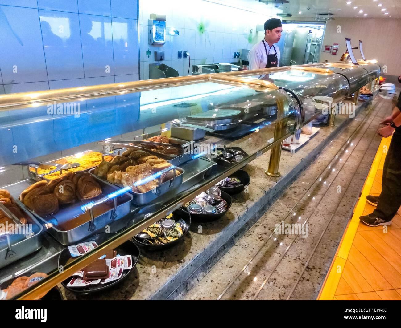 Gatun Lake, Panama - 5. Dezember 2019: Dining Room Buffet an Bord des Holland America Kreuzfahrtschiffs Eurodam Stockfoto