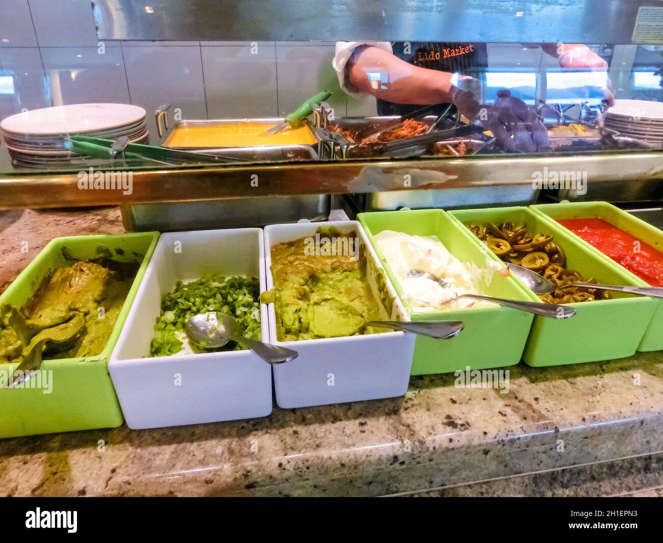 Gatun Lake, Panama - 5. Dezember 2019: Dining Room Buffet an Bord des Holland America Kreuzfahrtschiffs Eurodam Stockfoto