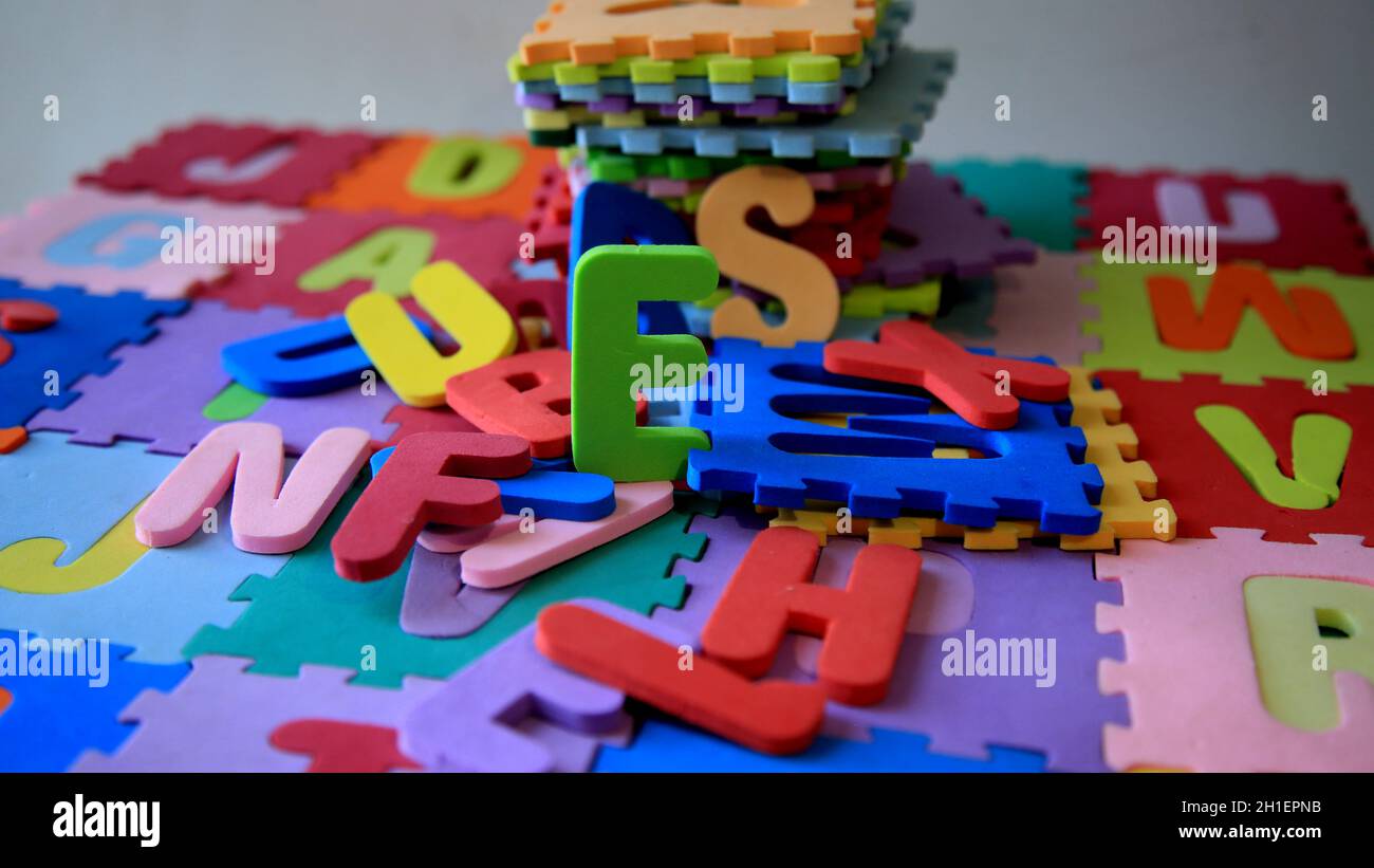 salvador, bahia / brasilien - 05/16/2020: Gummierter EVA-Kinderteppich mit Buchstaben des Alphabets. *** Ortsüberschrift *** Stockfoto