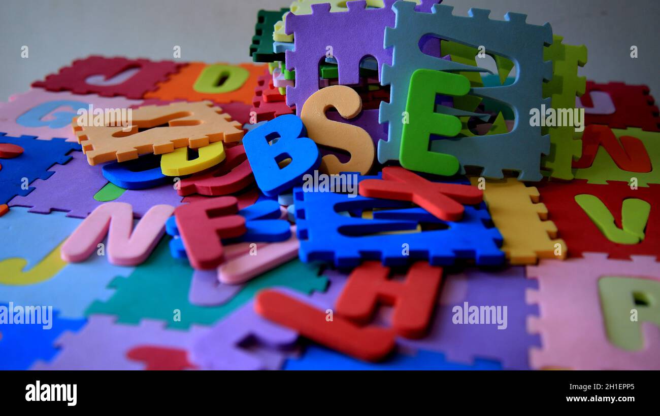 salvador, bahia / brasilien - 05/16/2020: Gummierter EVA-Kinderteppich mit Buchstaben des Alphabets. *** Ortsüberschrift *** Stockfoto