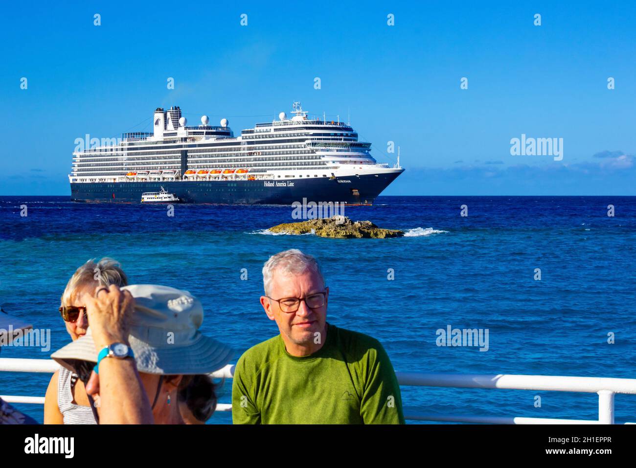 Half Moon Cay, Bahamas - Dezember 2, 2019: Holland America Kreuzfahrtschiff Eurodam angedockt am Meer in der Nähe von Bagamas Stockfoto