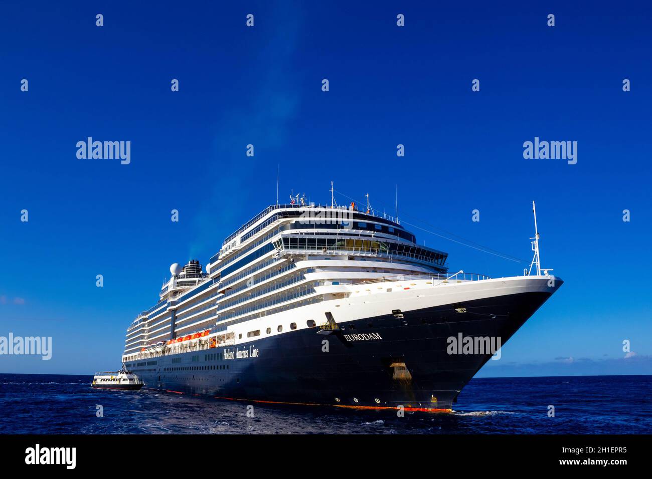 Half Moon Cay, Bahamas - Dezember 2, 2019: Holland America Kreuzfahrtschiff Eurodam angedockt am Meer in der Nähe von Bagamas Stockfoto