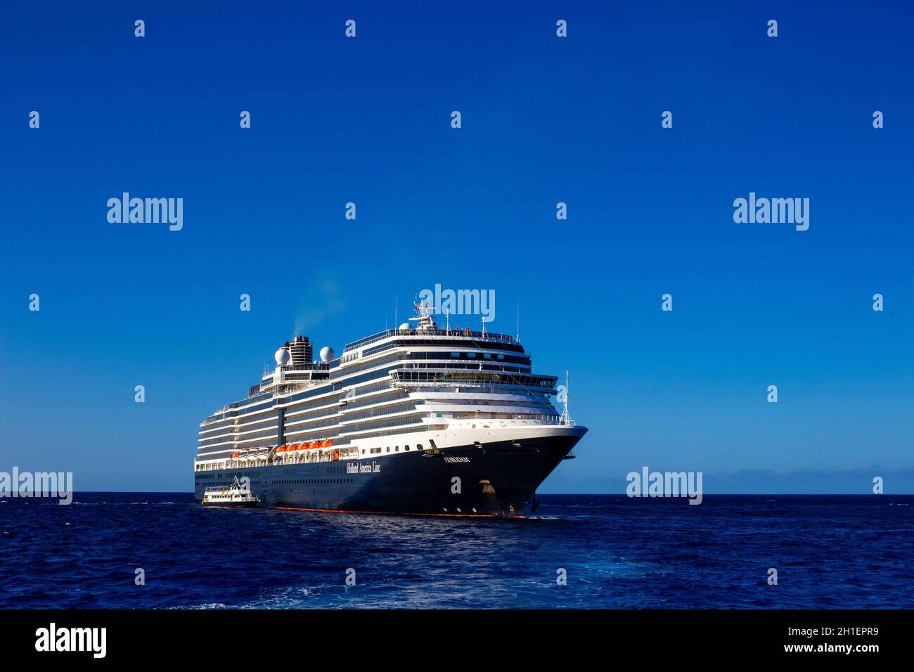 Half Moon Cay, Bahamas - Dezember 2, 2019: Holland America Kreuzfahrtschiff Eurodam angedockt am Meer in der Nähe von Bagamas Stockfoto