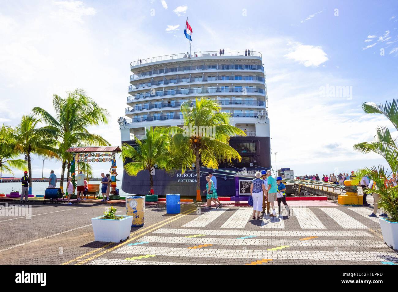 Puerto Limon, Costa Rica - 9. Dezember 2019: Holland-Amerika-Kreuzfahrtschiff Eurodam legte in Puerto Limon in Costa Rica an. Stockfoto