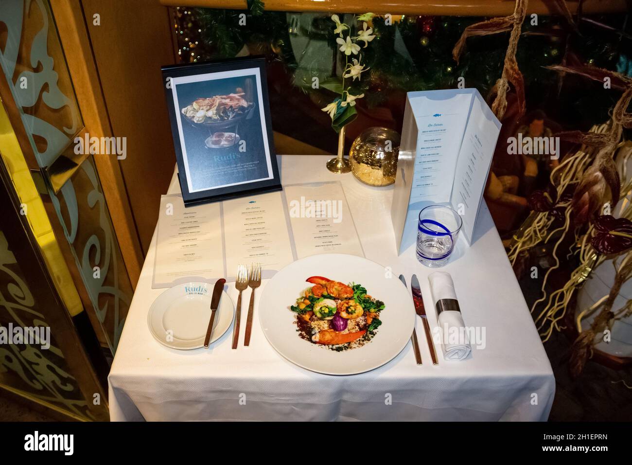 Willemstad, Curacao, Niederlande - 5. Dezember 2019: Das Steak und der Hummer beim Abendessen im Eurodam-Restaurant des Holland America-Schiffes Stockfoto