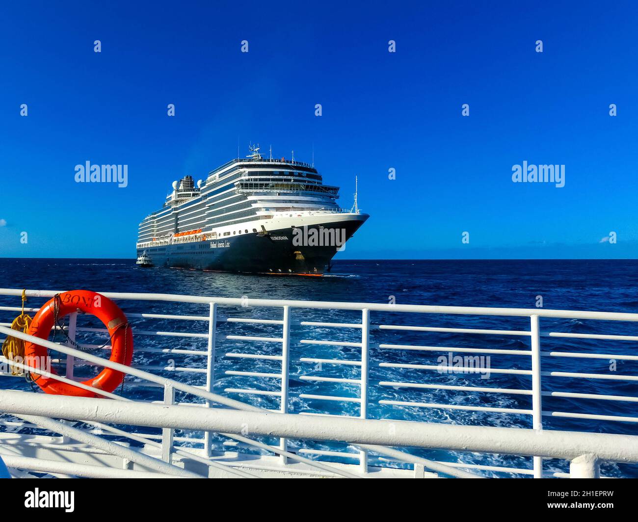 Half Moon Cay, Bahamas - Dezember 2, 2019: Holland America Kreuzfahrtschiff Eurodam angedockt am Meer in der Nähe von Bagamas Stockfoto