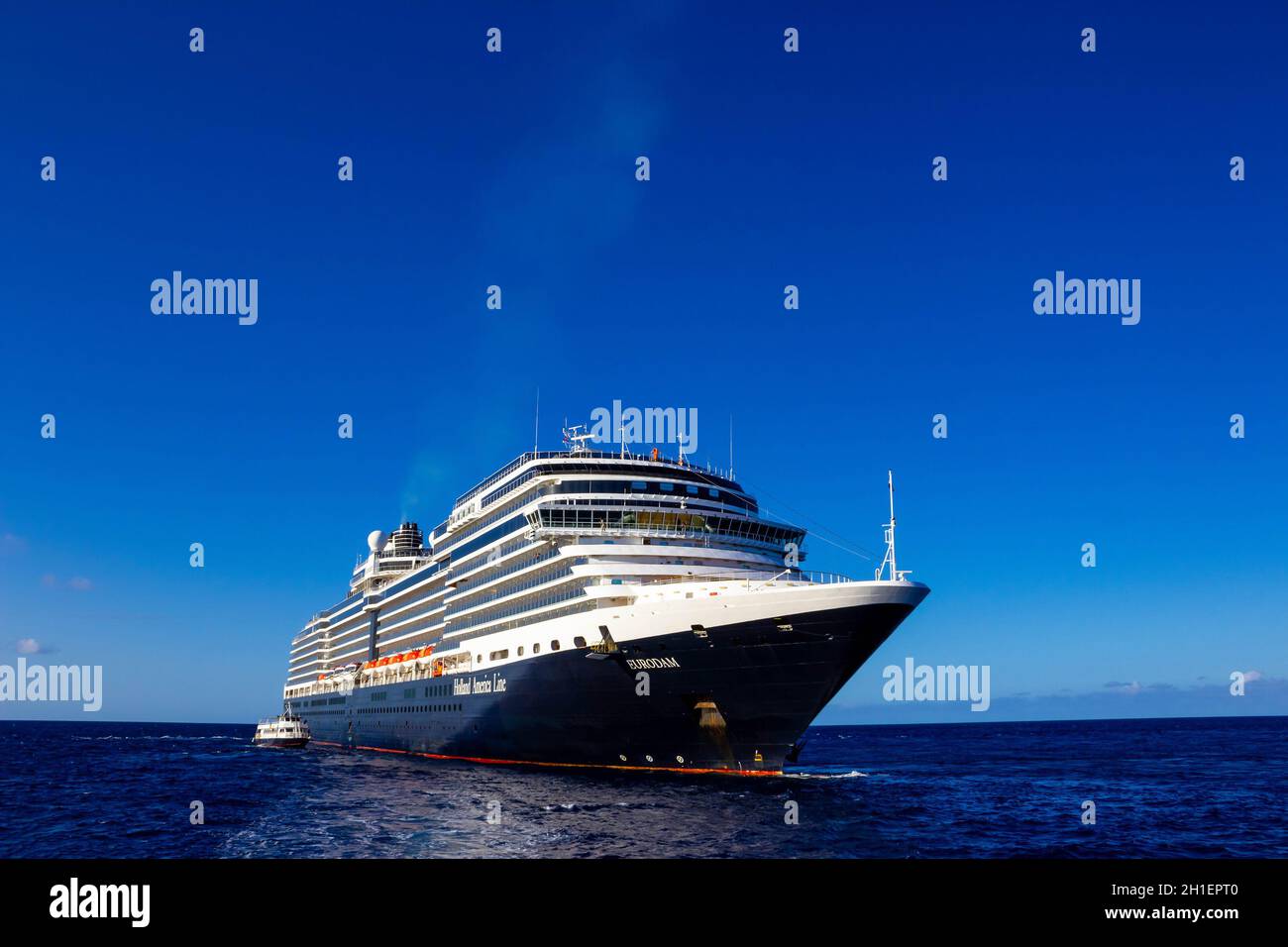Half Moon Cay, Bahamas - Dezember 2, 2019: Holland America Kreuzfahrtschiff Eurodam angedockt am Meer in der Nähe von Bagamas Stockfoto