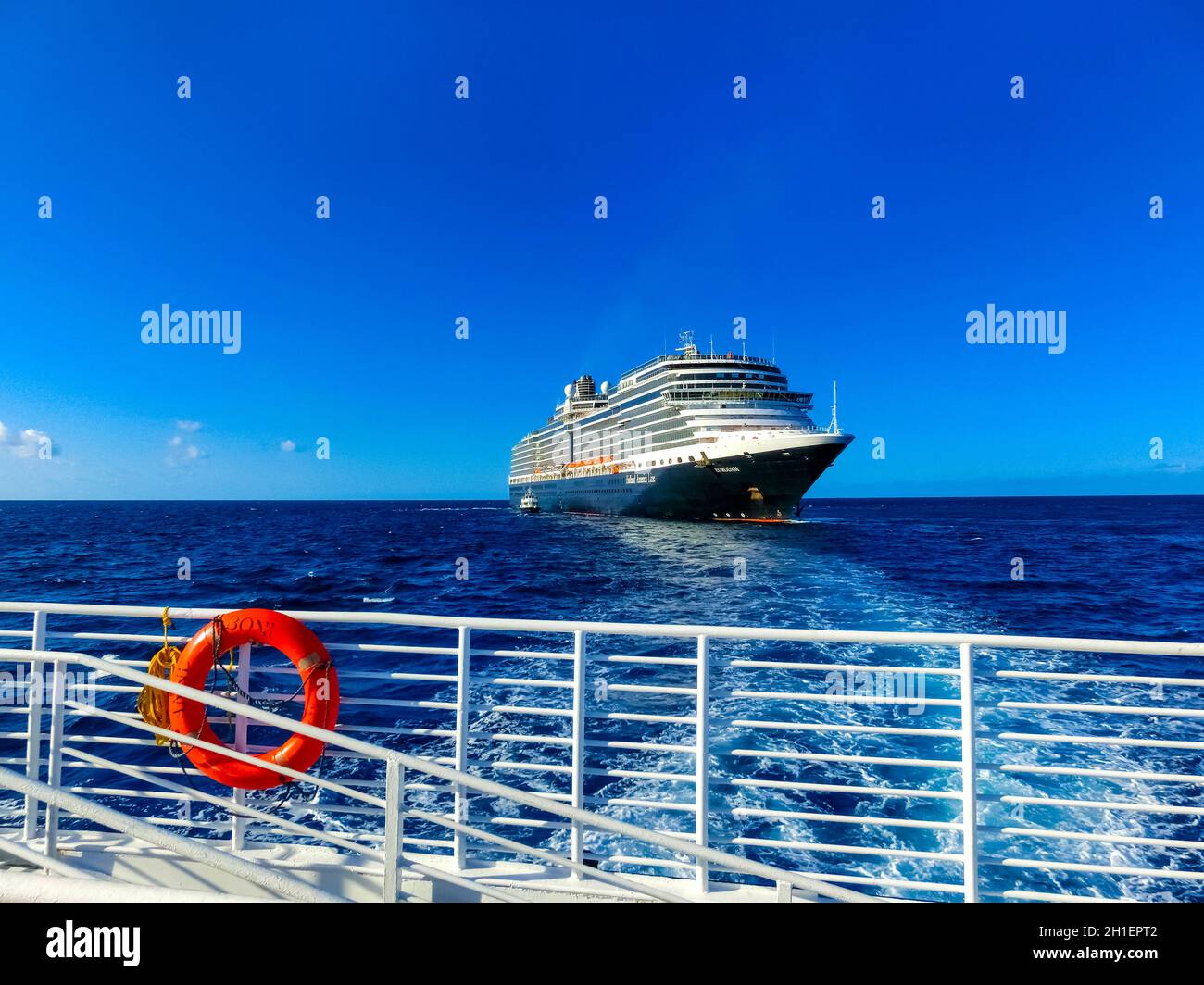 Half Moon Cay, Bahamas - Dezember 2, 2019: Holland America Kreuzfahrtschiff Eurodam angedockt am Meer in der Nähe von Bagamas Stockfoto