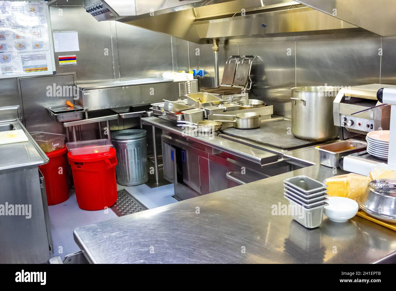 Willemstad, Curacao, Niederlande - 5. Dezember 2019: Küche auf dem Holland America Kreuzschiff Eurodam in der Karibik Stockfoto