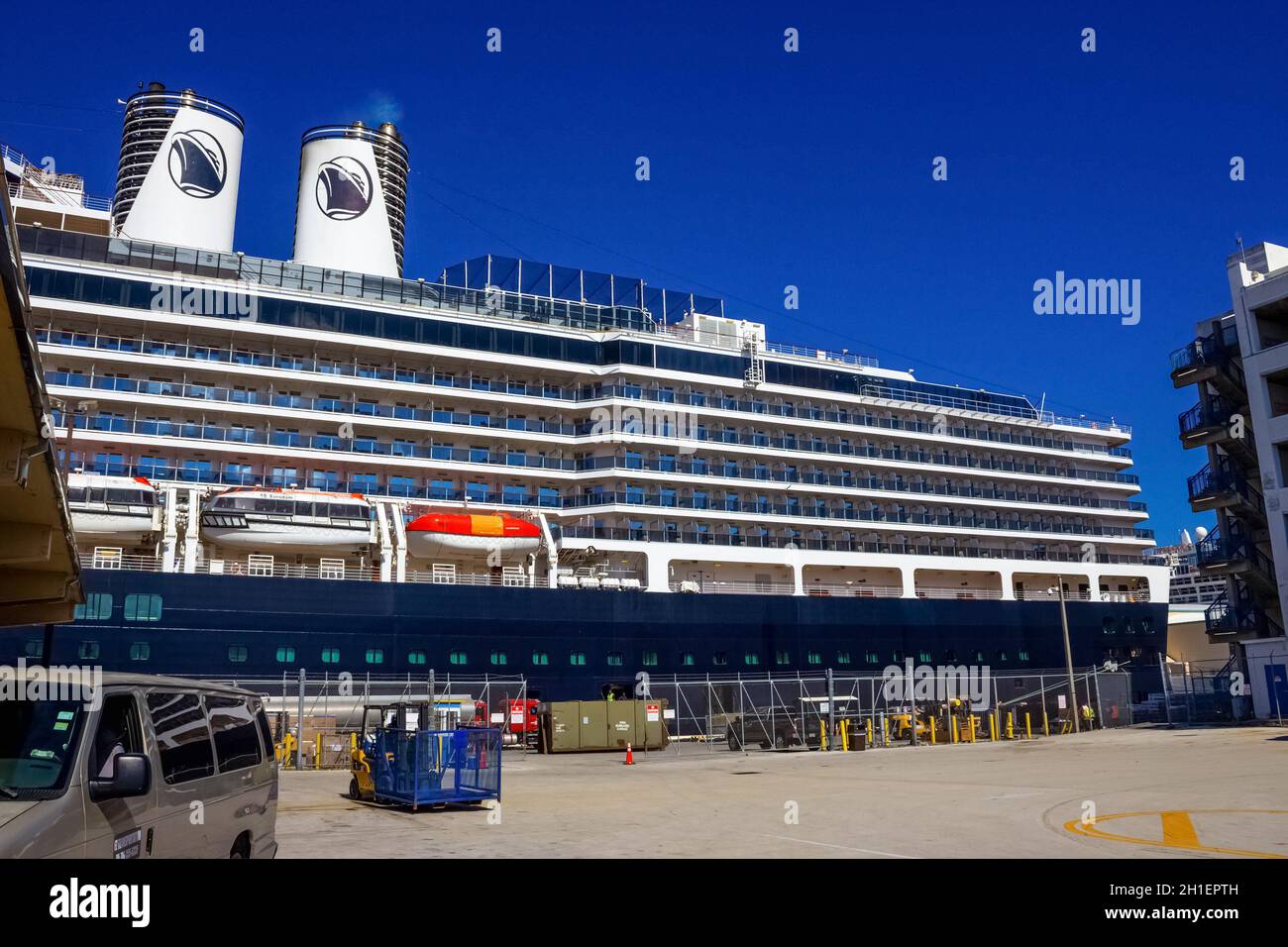 Fort Lauderdale - 1. Dezember 2019: Kreuzfahrtschiff Eurodam-Kreuzfahrtschiff von Holland America, angedockt am Hafen Port Everglades in Fort Lauderdale, Florida Stockfoto