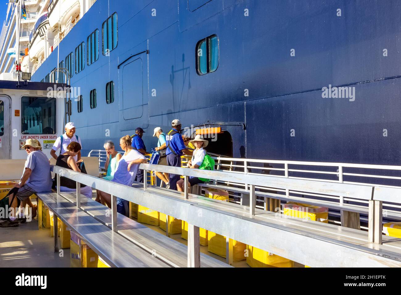 Half Moon Cay Island, Bahamas - 2. Dezember 2019: Die Menschen im Tenderboot des holländischen America Kreuzfahrtschiffs Eurodam dockten auf See in der Nähe von Bagamas an Stockfoto