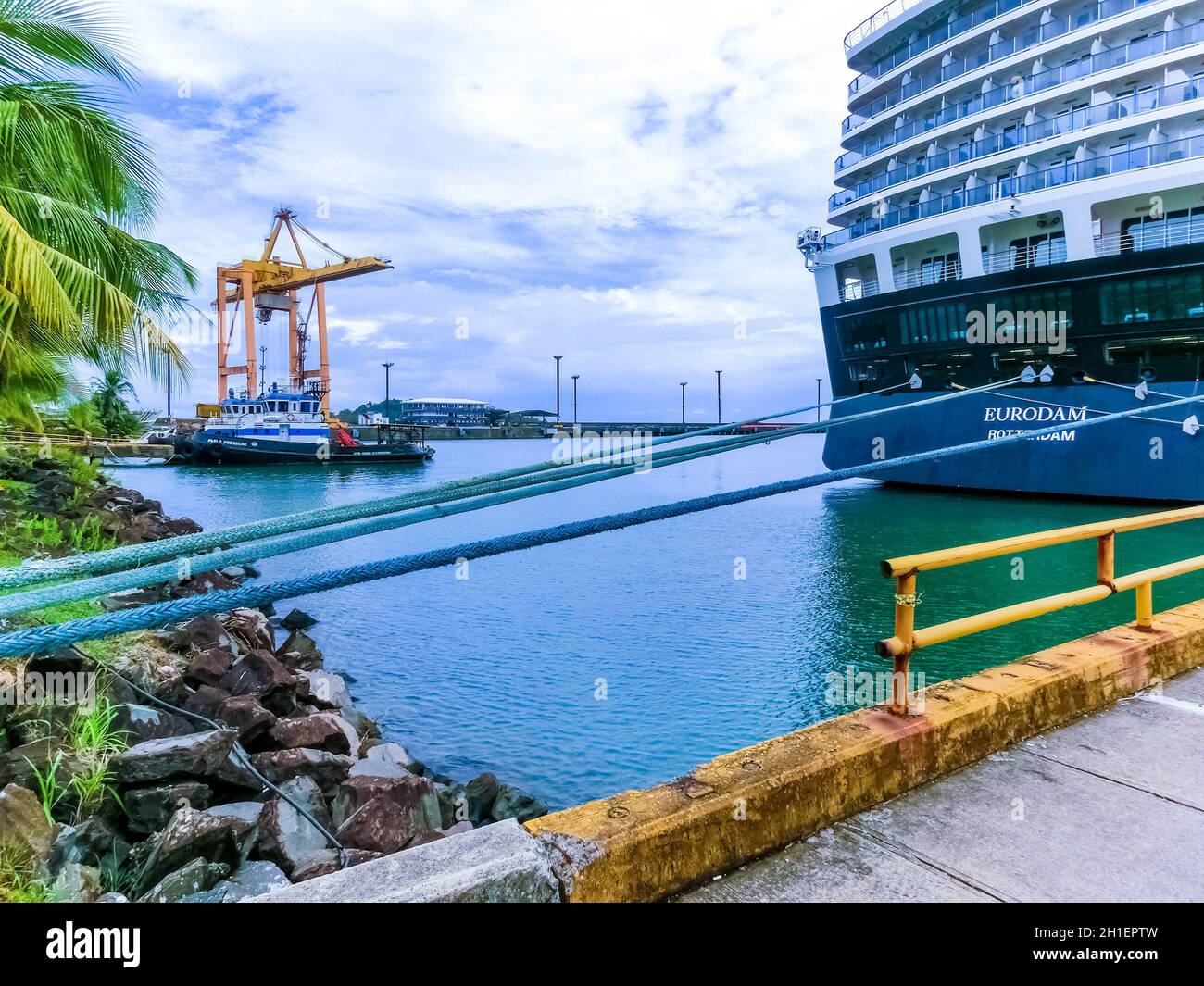 Puerto Limon, Costa Rica - 9. Dezember 2019: Holland-Amerika-Kreuzfahrtschiff Eurodam legte in Puerto Limon in Costa Rica an. Stockfoto