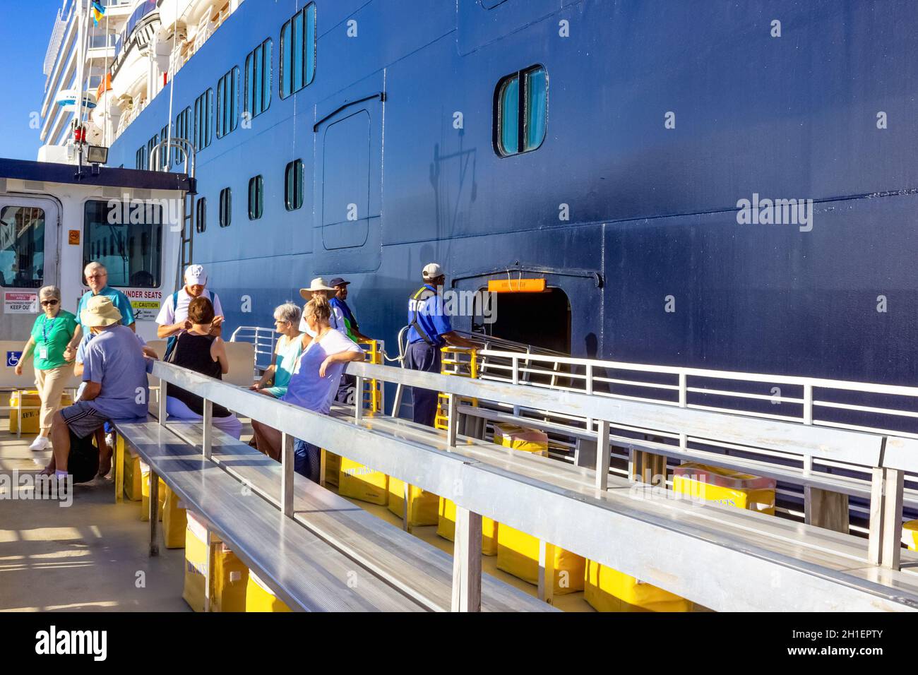 Half Moon Cay Island, Bahamas - 2. Dezember 2019: Die Menschen im Tenderboot des holländischen America Kreuzfahrtschiffs Eurodam dockten auf See in der Nähe von Bagamas an Stockfoto