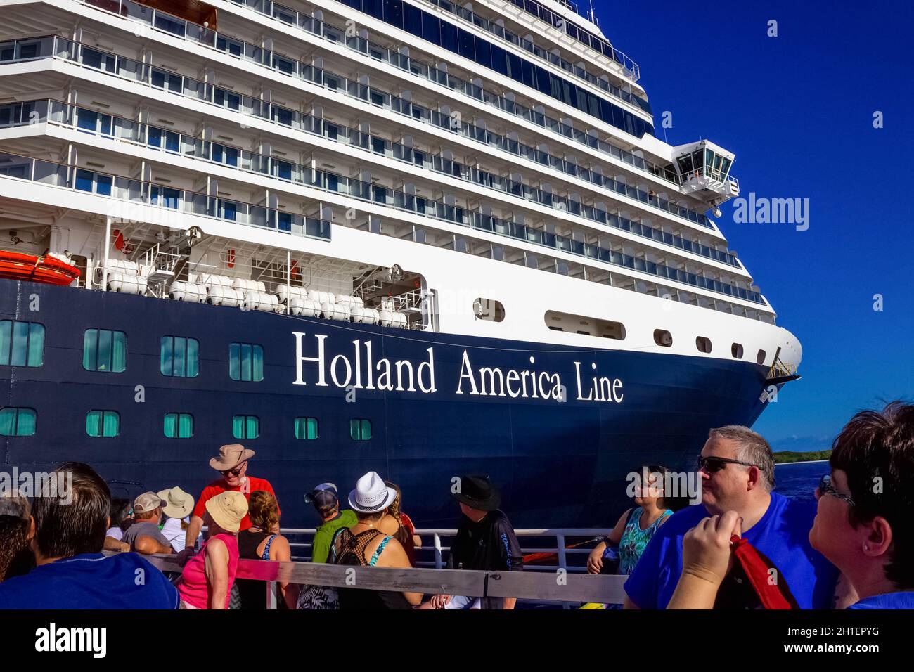 Half Moon Cay Island, Bahamas - 2. Dezember 2019: Die Menschen im Tenderboot des holländischen America Kreuzfahrtschiffs Eurodam dockten auf See in der Nähe von Bagamas an Stockfoto